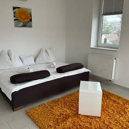 Azur Haz Viola Apartman Sarvar Exterior photo